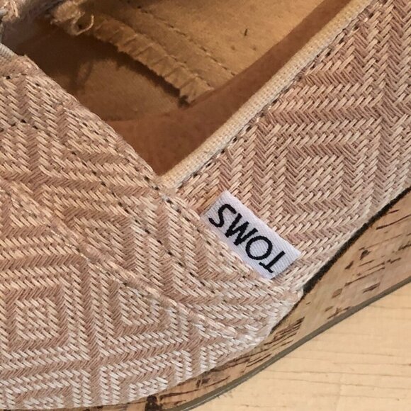 Women's TOMS Cream / Tan Canvas Open Toe Shoe Wedge Cork Heel Size 7.5 - Picture 2 of 12